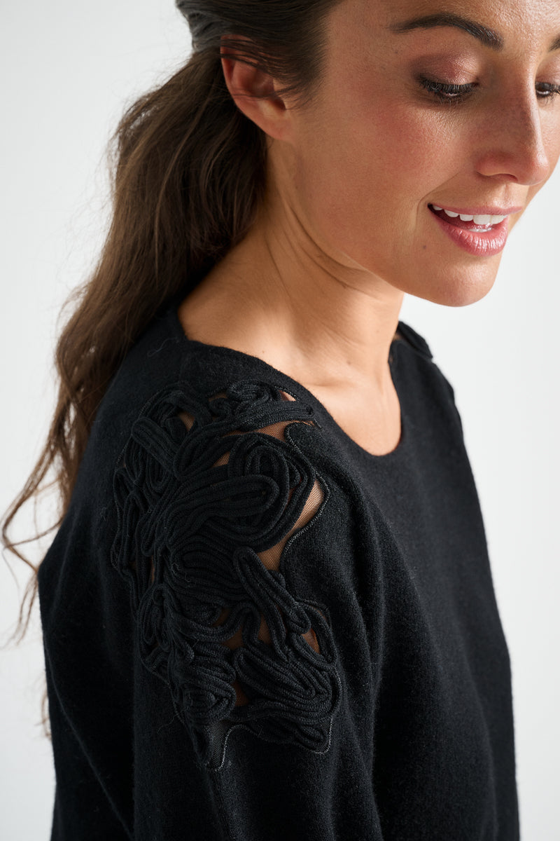 Pull noir à col rond et broderies sur les épaules