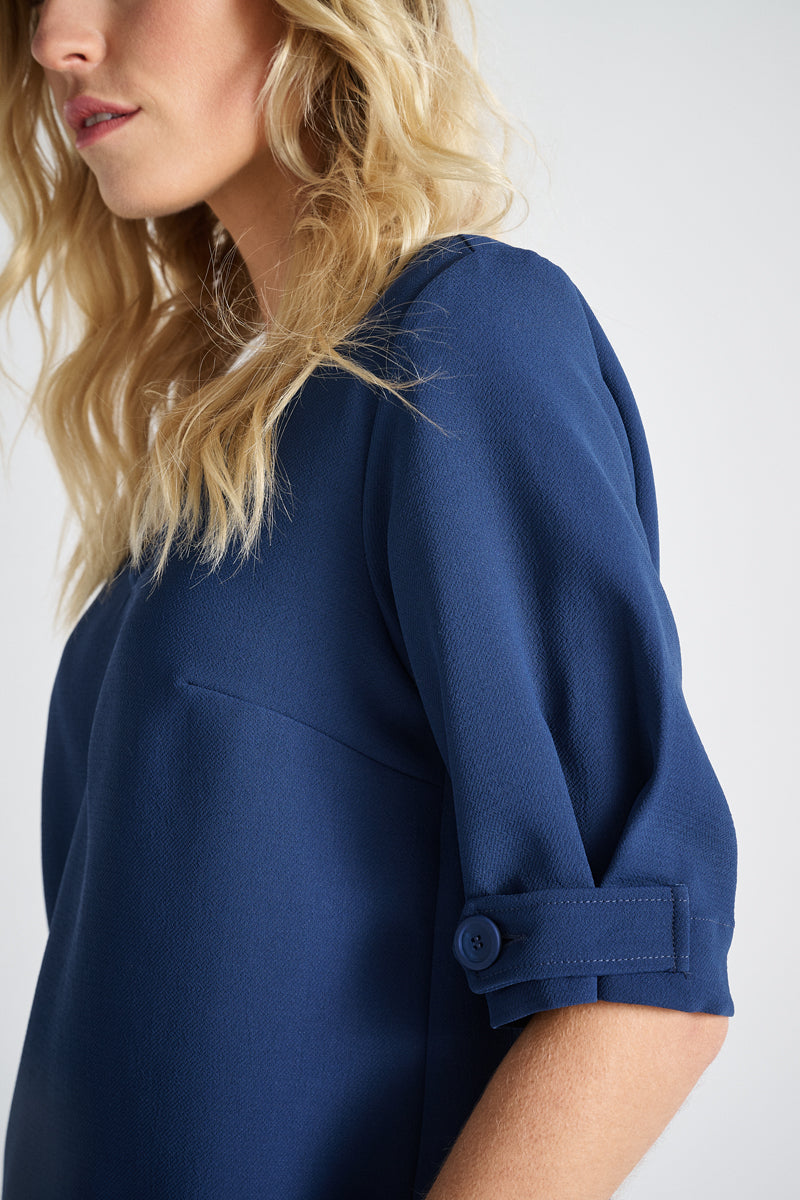 Blauwe bloes met V-hals en mooi afgewerkte mouw