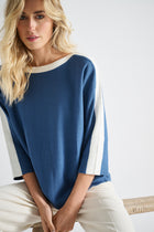 Blauwe pull met boothals en ecru boorden