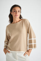Walnootkleurige pull met ronde hals en gouden details