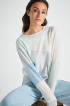 Pull gris à col rond avec blocs de couleurs