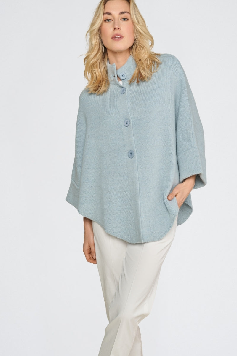Lichtblauwe cape met knoopsluiting