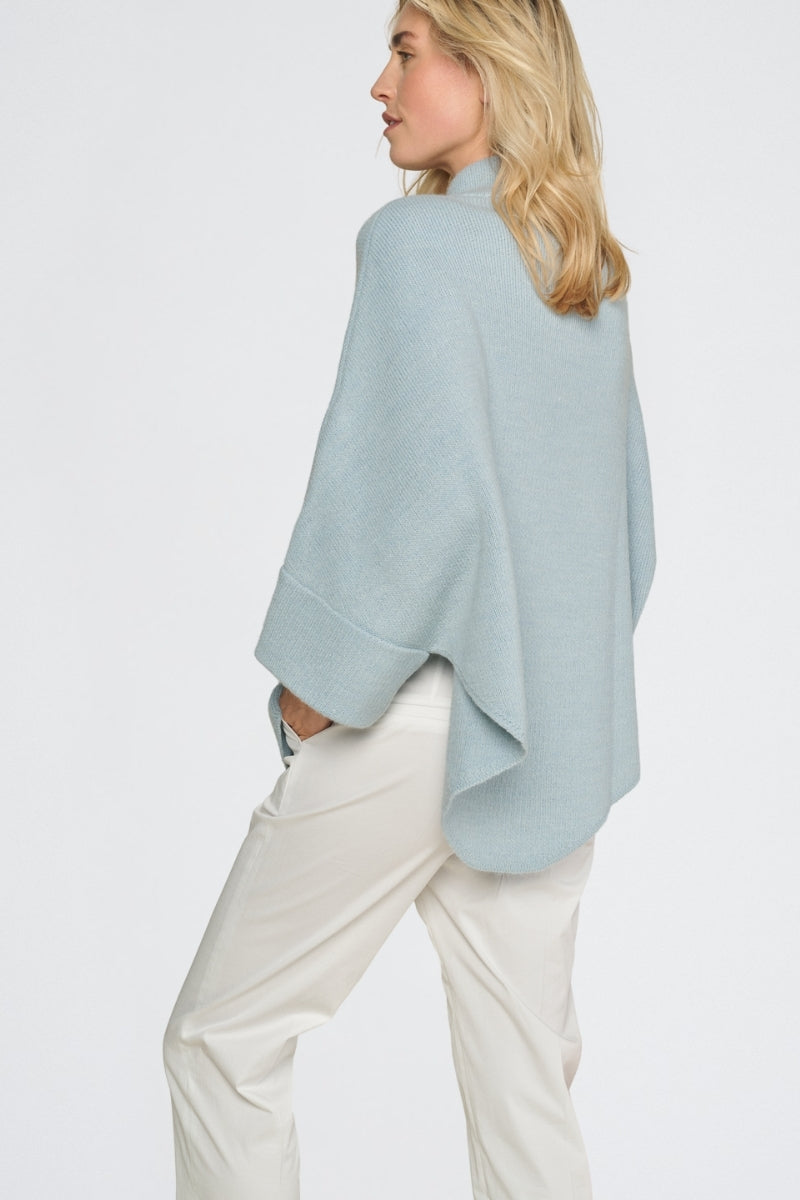 Lichtblauwe cape met knoopsluiting
