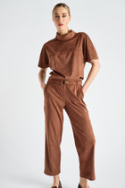 Enkellange broek in faux suède met riem