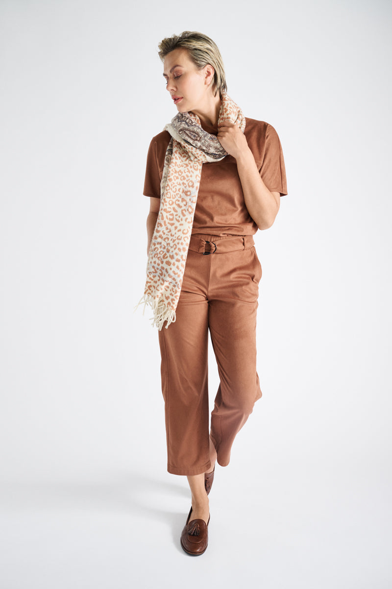Enkellange broek in faux suède met riem