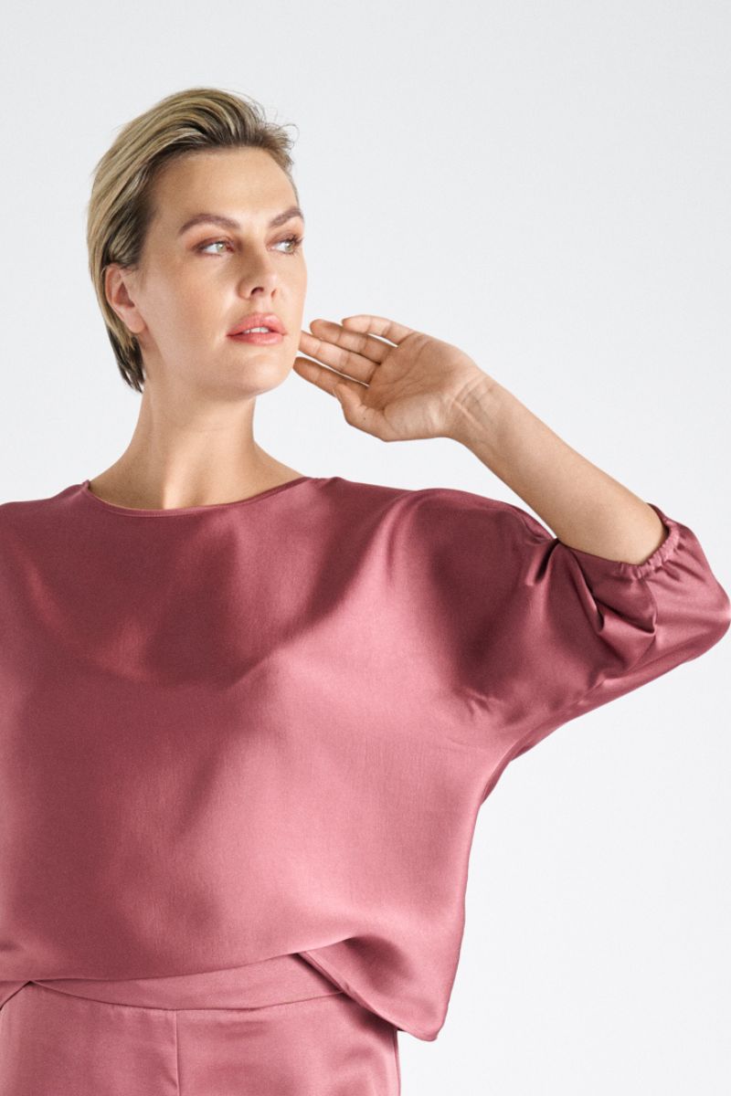 Bloes in satijnlook met driekwart mouw