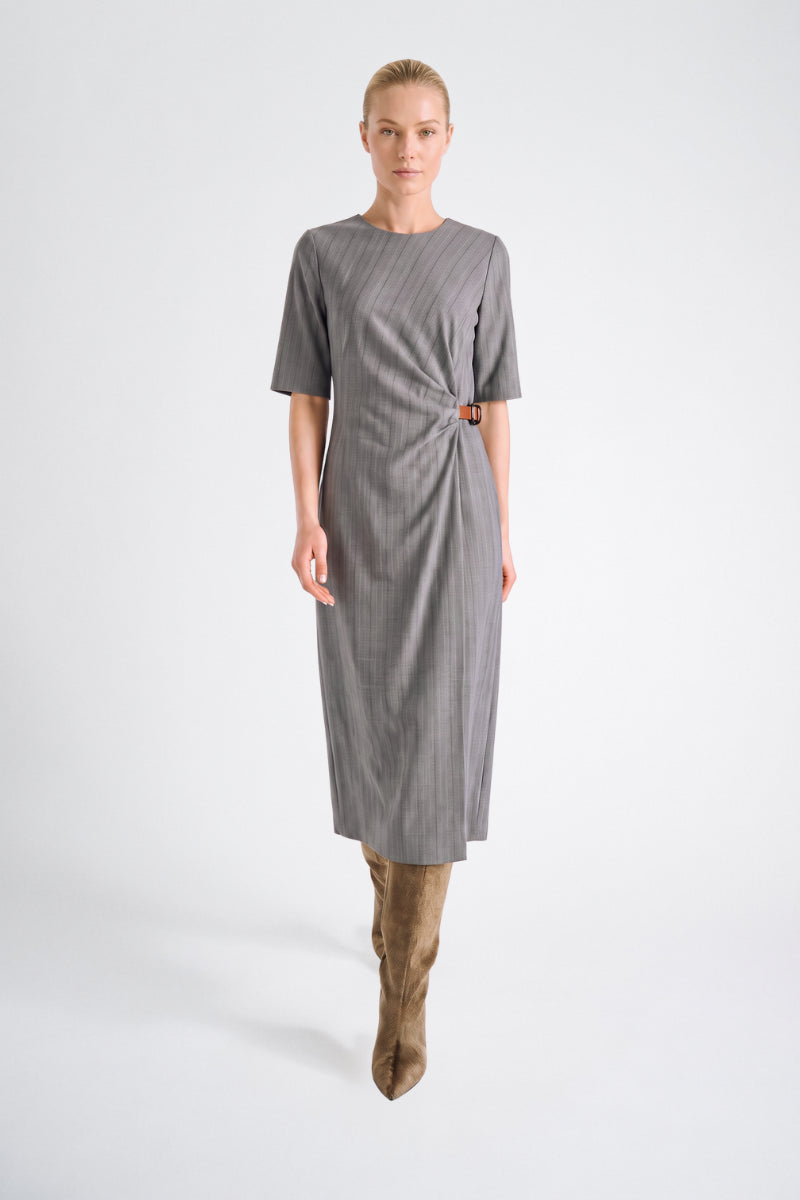 Robe grise rayée taille avec boucle