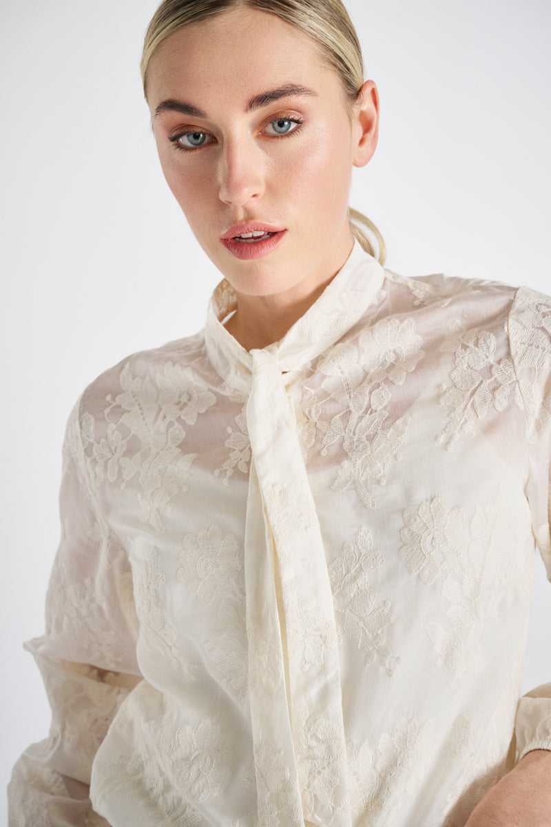 Lace shirt with bow collar