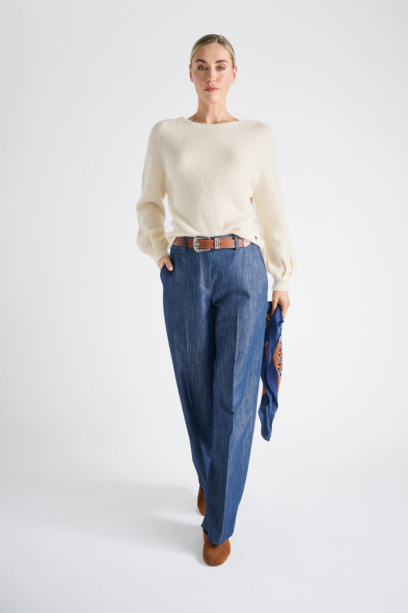 Soft warmwhite coloured jumper with a boat neck