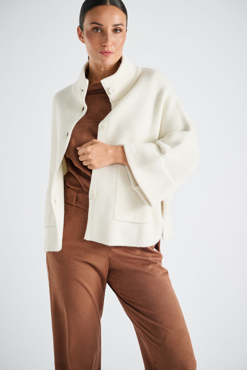 Ecru cape met knoopsluiting