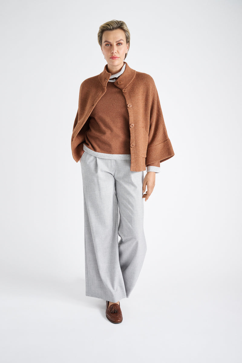 Cognackleurige cape met knoopsluiting