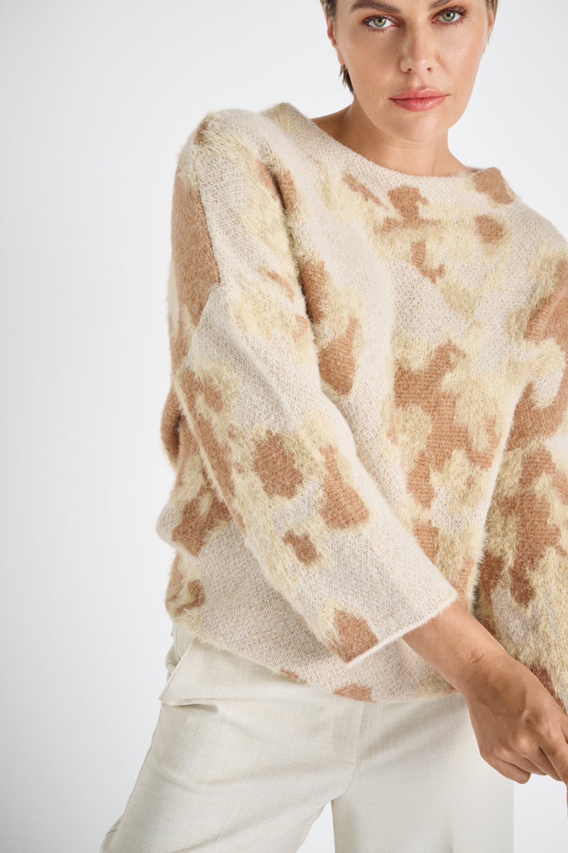 Fluffy camel jacquard trui met opstaande kraag