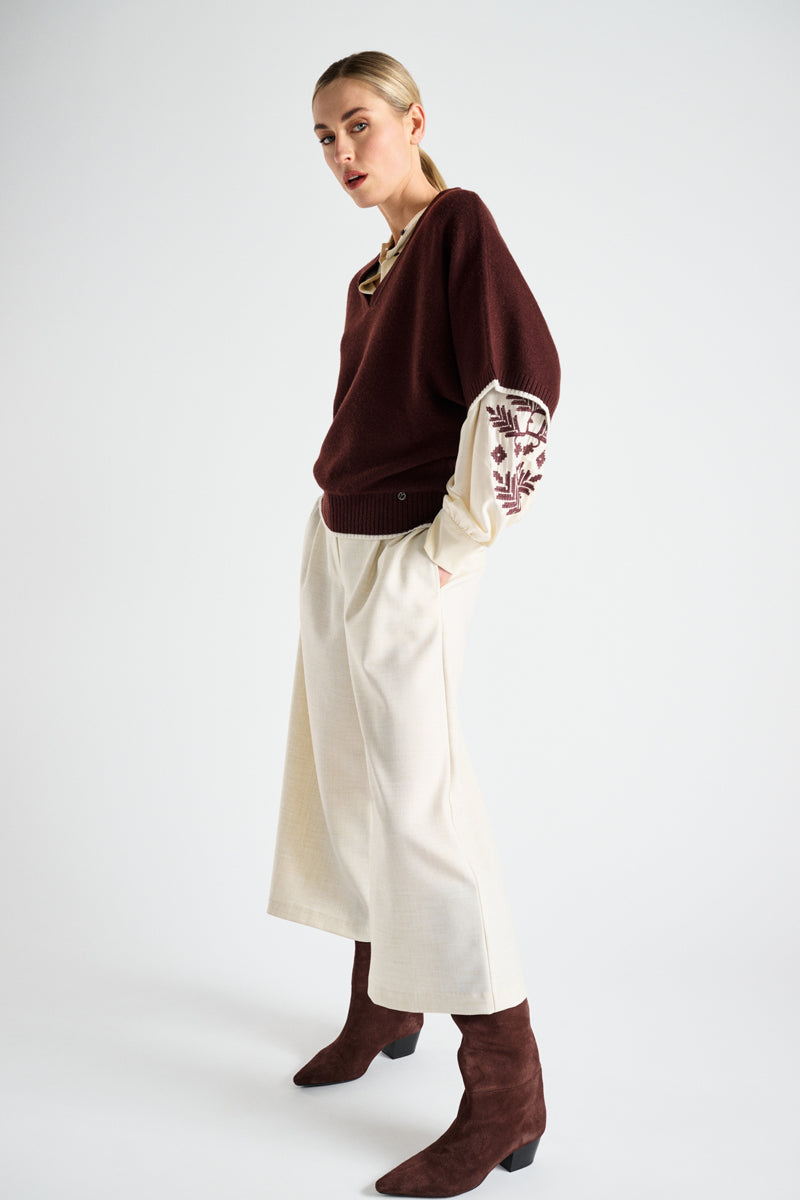 Wide trimmed v-neck sweater with three quarter sleeve