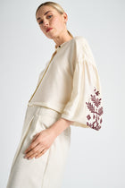 Wide cream shirt with embroidered sleeve