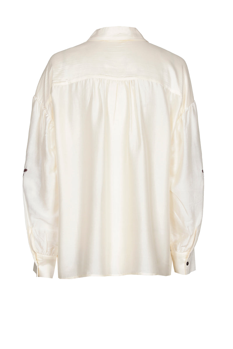 Wide cream shirt with embroidered sleeve
