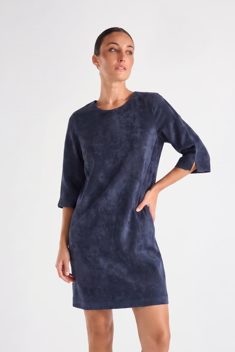 Short and straight navy velvetine dress