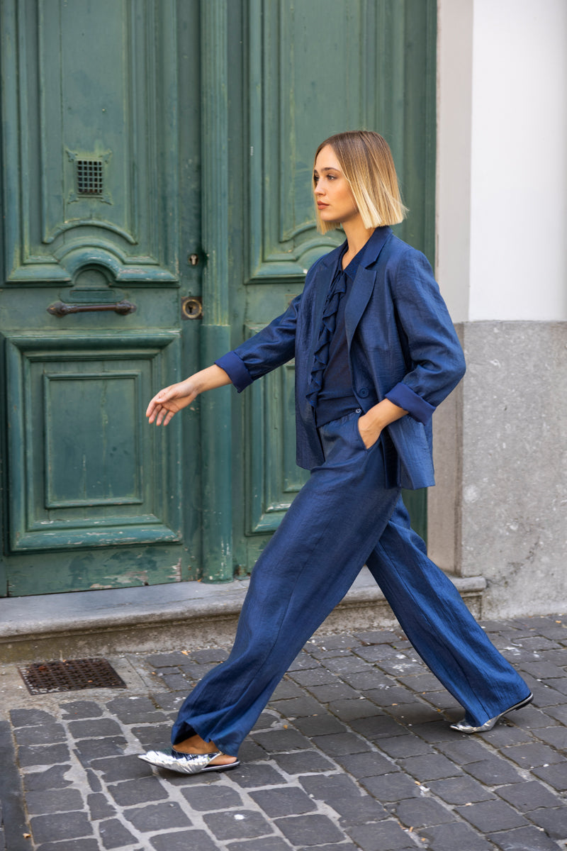 Pull fin bleu marine à volants et fils brillants