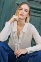 Pull fin beige à volants et fils brillants