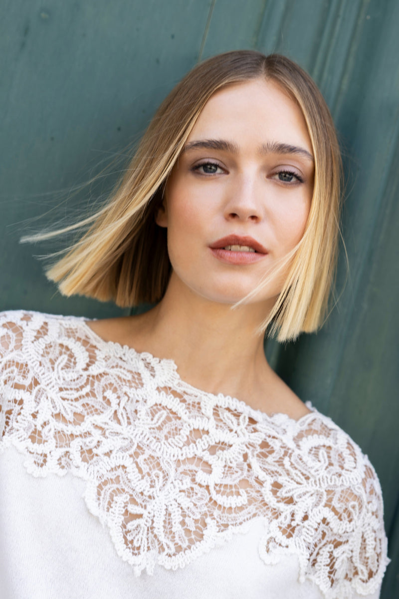 Pull crème doux en laine-cachemire avec finition en dentelle