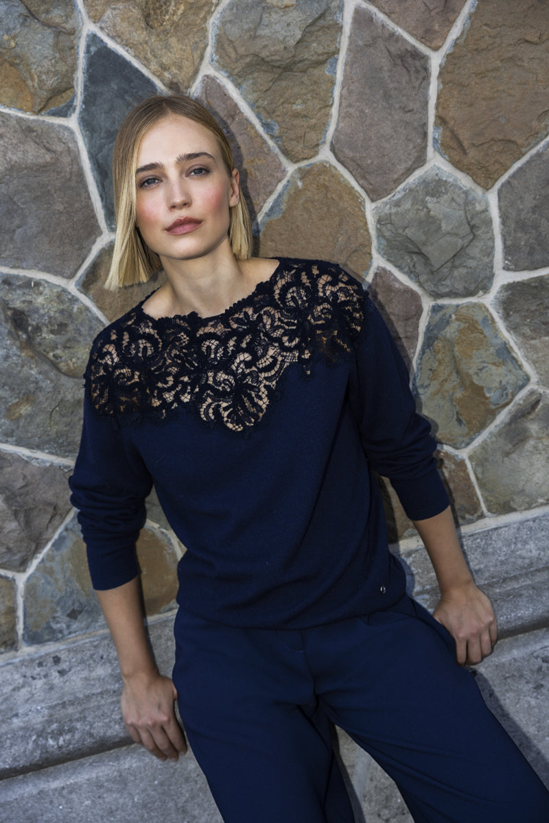Pull bleu nuit doux en laine-cachemire avec finition en dentelle
