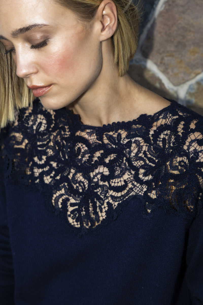 Pull bleu nuit doux en laine-cachemire avec finition en dentelle
