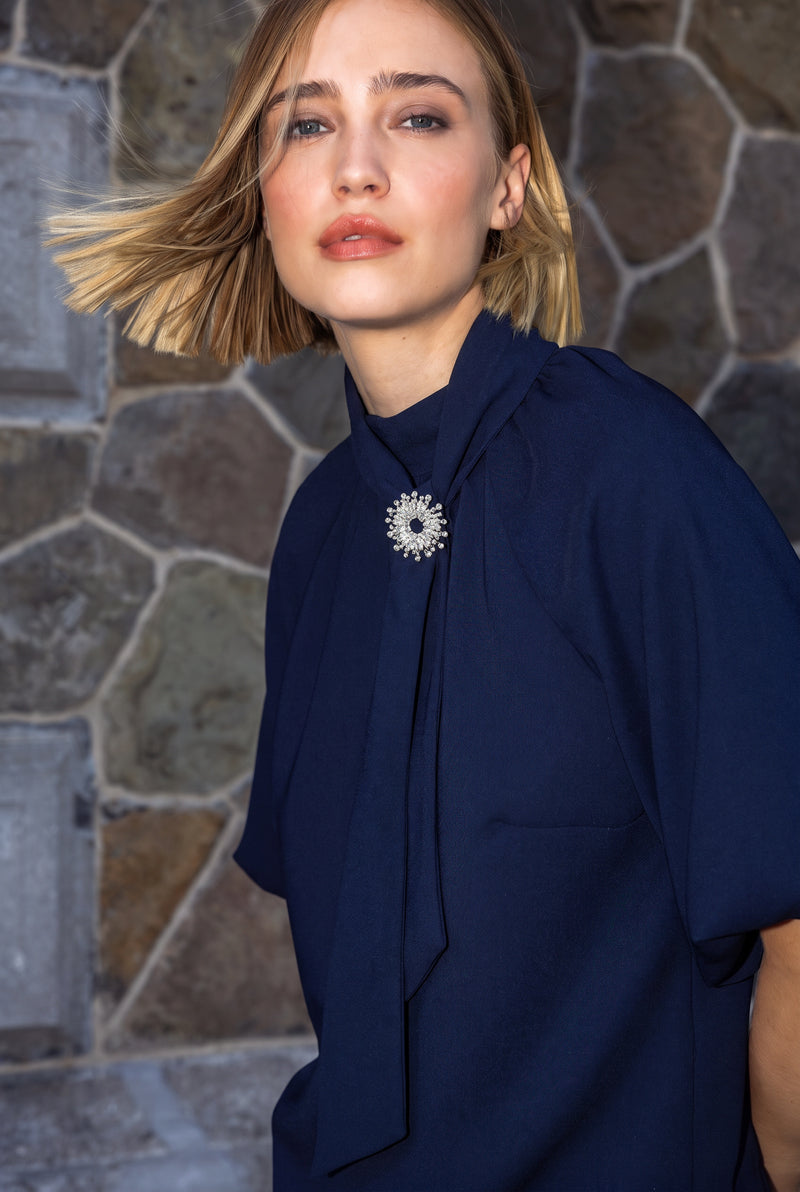 Broche argentée ornée de strass