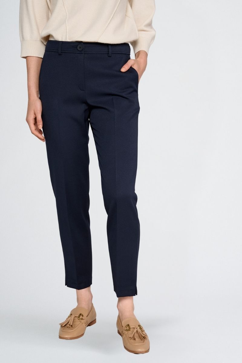 7/8 broek in donkerblauw met rits vooraan en knoopsluiting