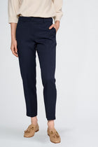7/8 broek in donkerblauw met rits vooraan en knoopsluiting