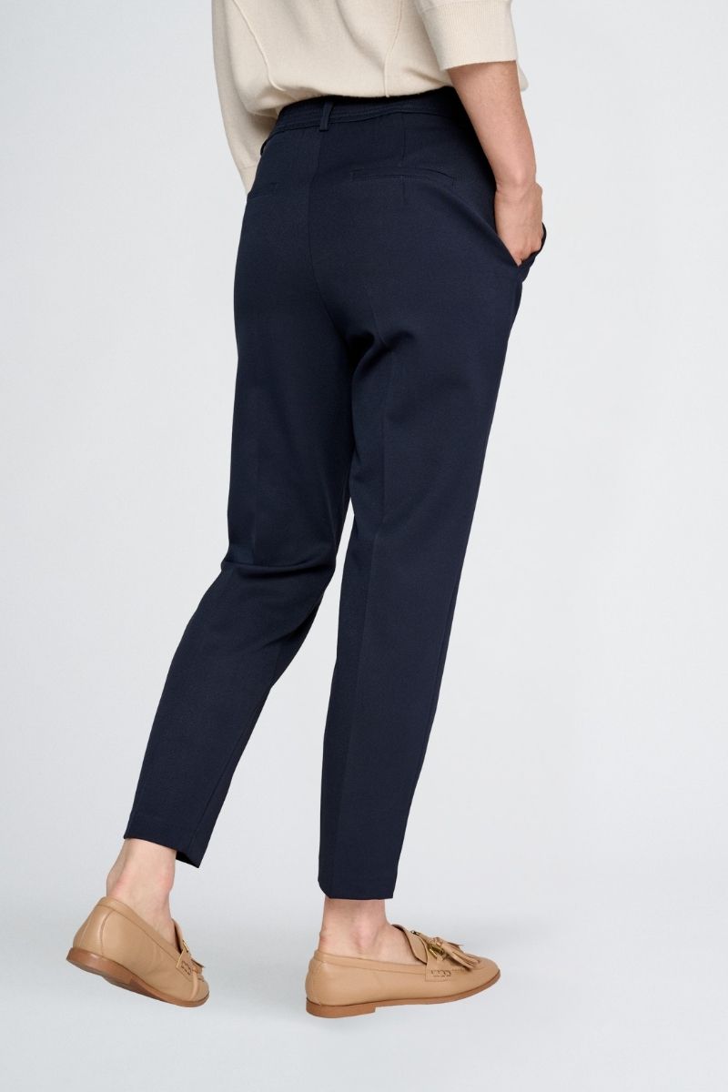 7/8 broek in donkerblauw met rits vooraan en knoopsluiting