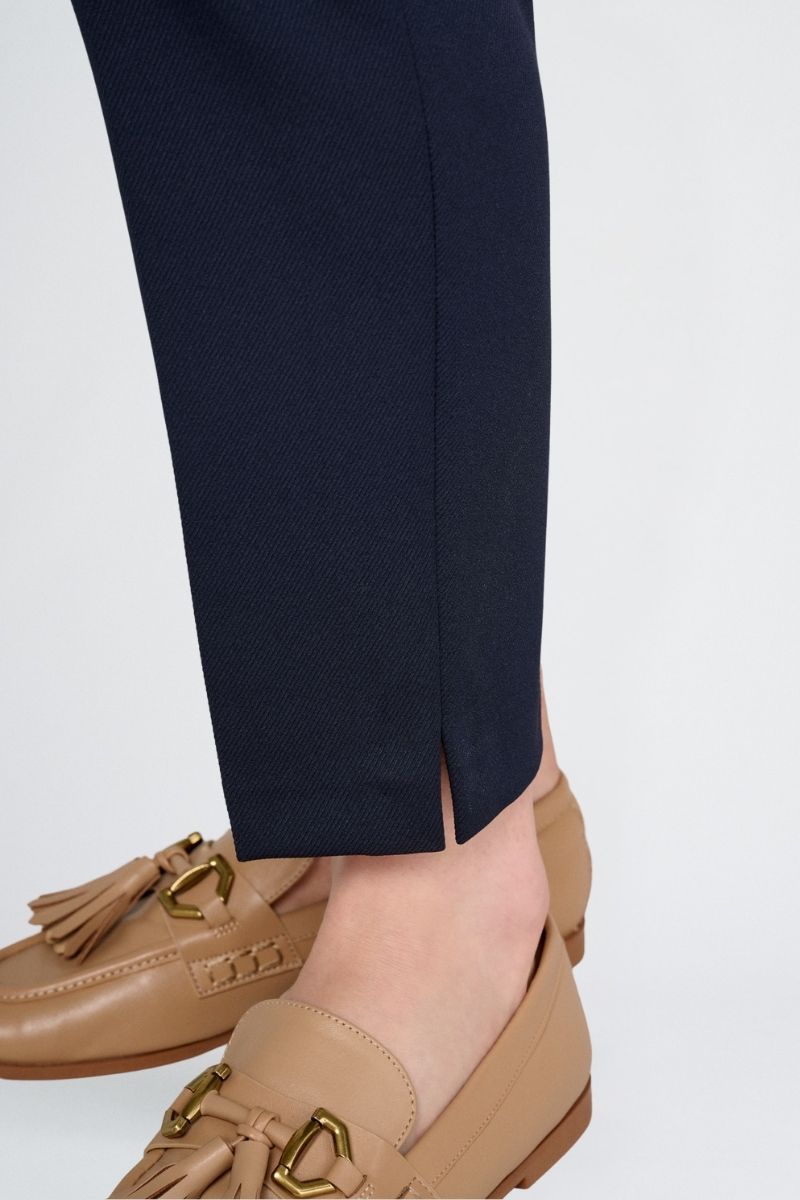 7/8 broek in donkerblauw met rits vooraan en knoopsluiting