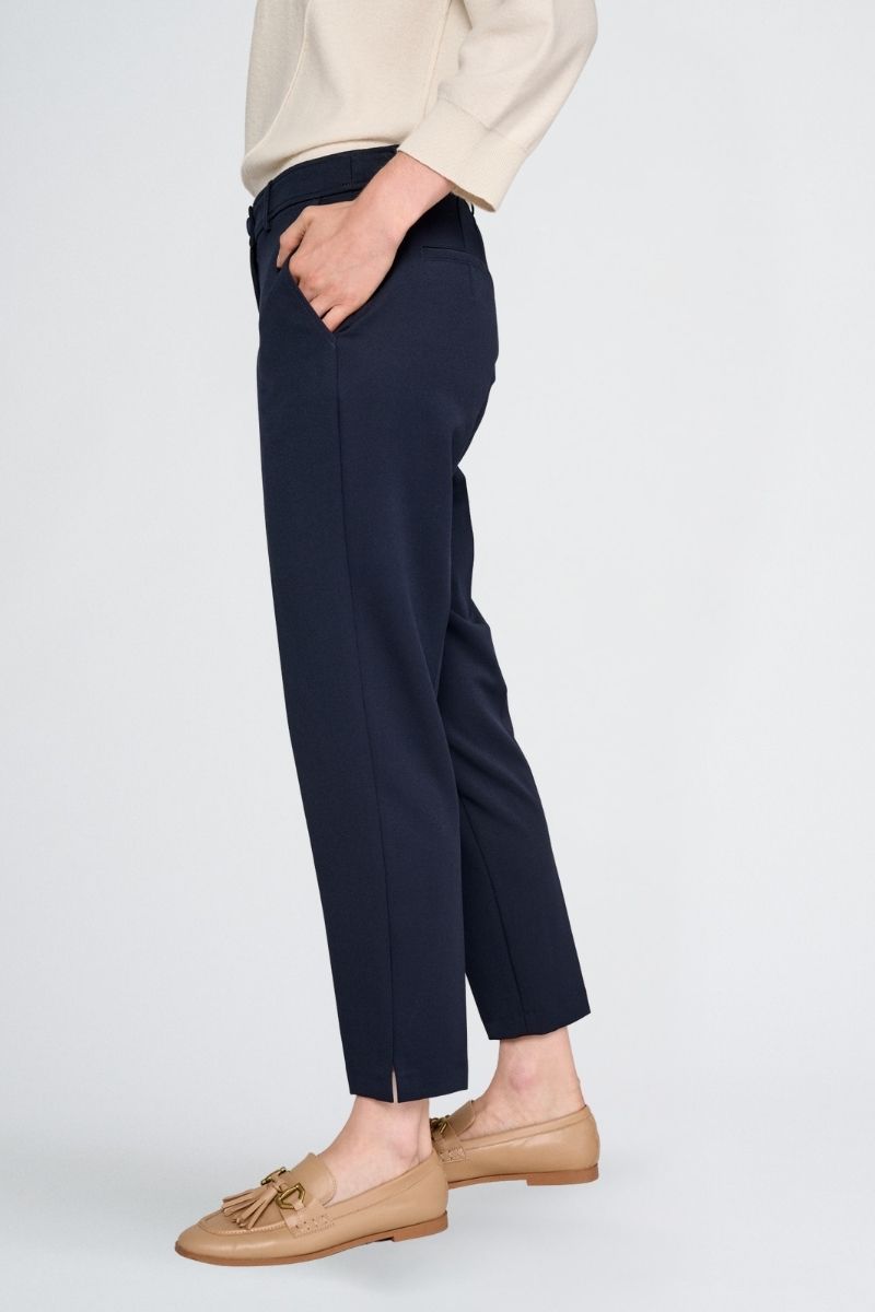 7/8 broek in donkerblauw met rits vooraan en knoopsluiting