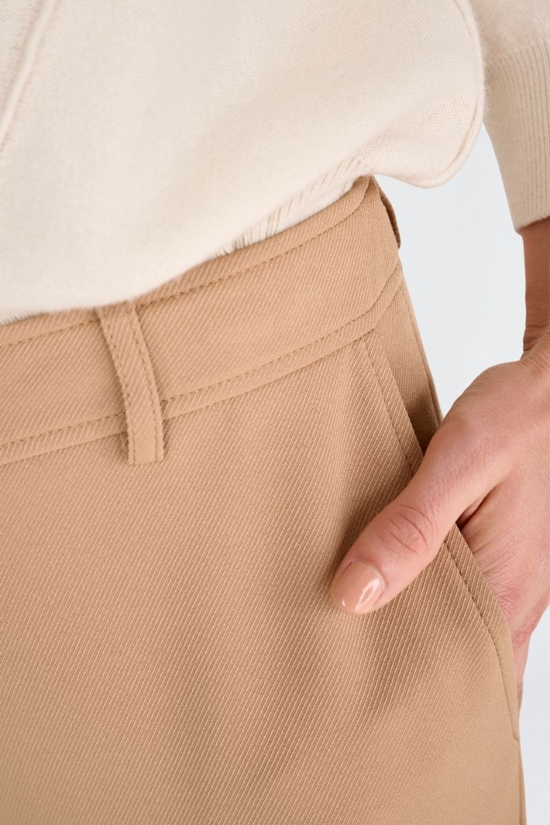 7/8 broek in camel met rits vooraan en knoopsluiting
