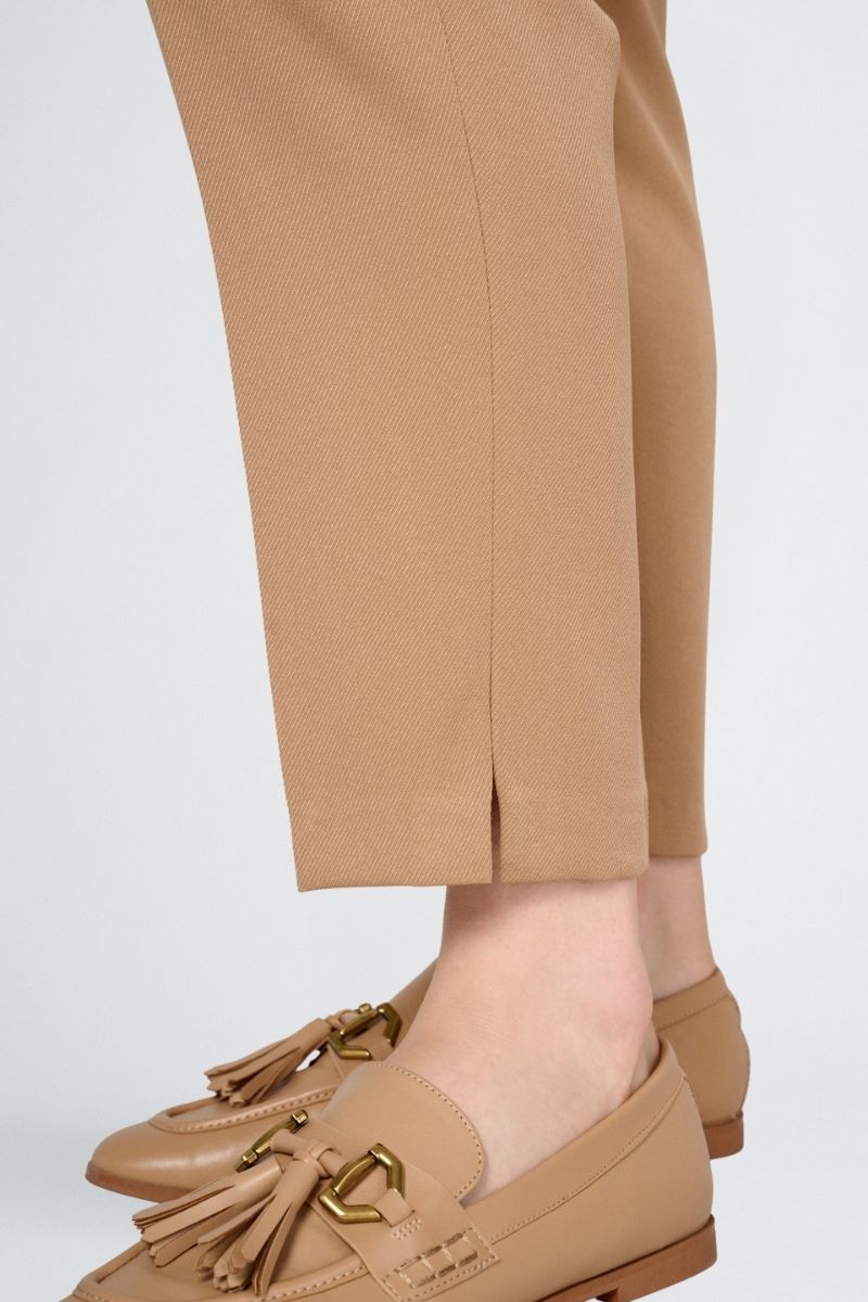 7/8 broek in camel met rits vooraan en knoopsluiting