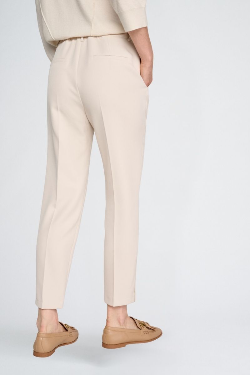 7/8 broek in crème met rits vooraan en knoopsluiting