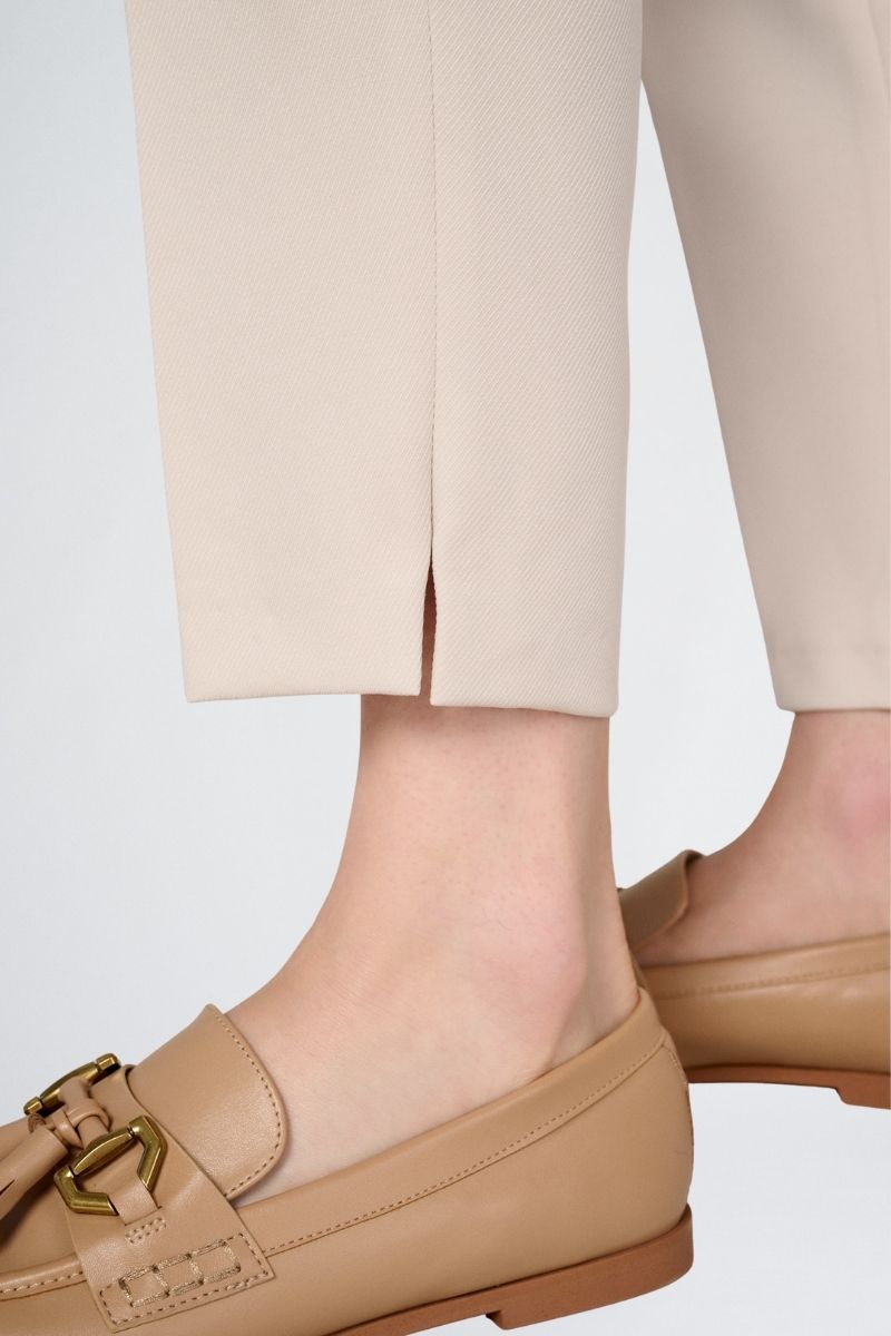 7/8 broek in crème met rits vooraan en knoopsluiting
