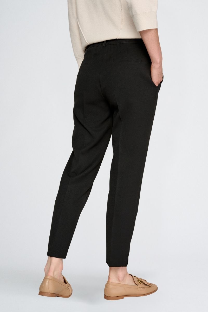 7/8 broek in zwart met rits vooraan en knoopsluiting