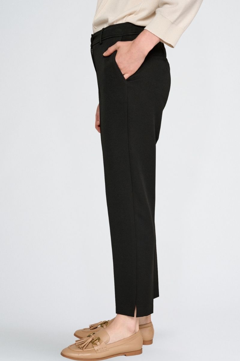 7/8 broek in zwart met rits vooraan en knoopsluiting