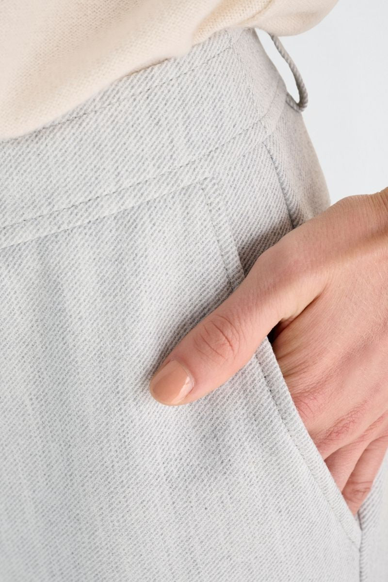 7/8 trousers in grey and elastic at the back of the waist
