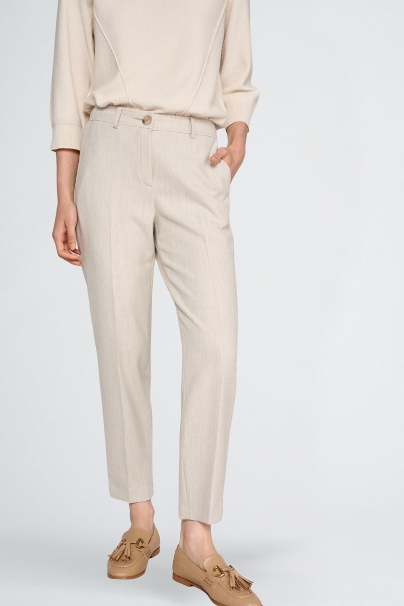 7/8 broek in beige in zachte wolkwaliteit met rits vooraan en knoopsluiting