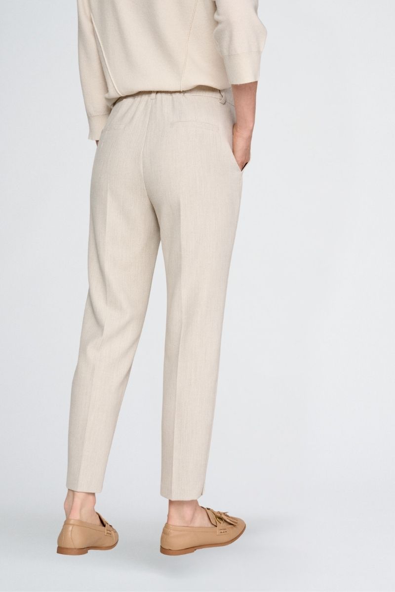 7/8 broek in beige in zachte wolkwaliteit met rits vooraan en knoopsluiting