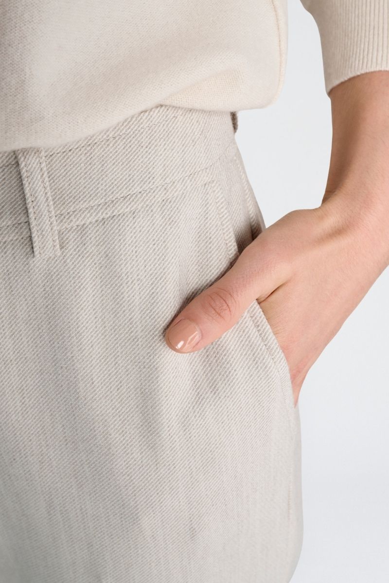 7/8 broek in beige in zachte wolkwaliteit met rits vooraan en knoopsluiting