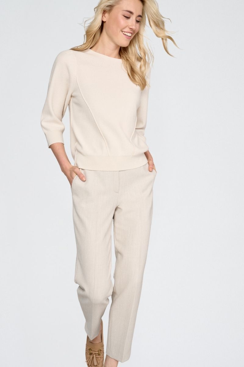 7/8 broek in beige in zachte wolkwaliteit met rits vooraan en knoopsluiting