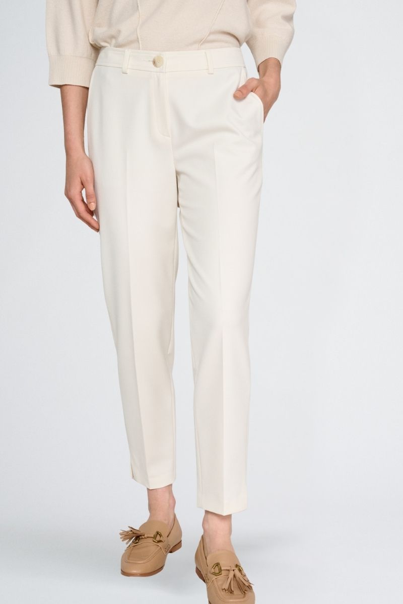 7/8 broek in gebroken wit met rits vooraan en knoopsluiting