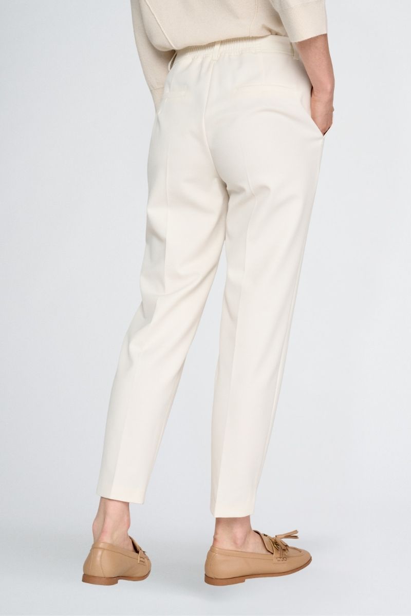 7/8 broek in gebroken wit met rits vooraan en knoopsluiting