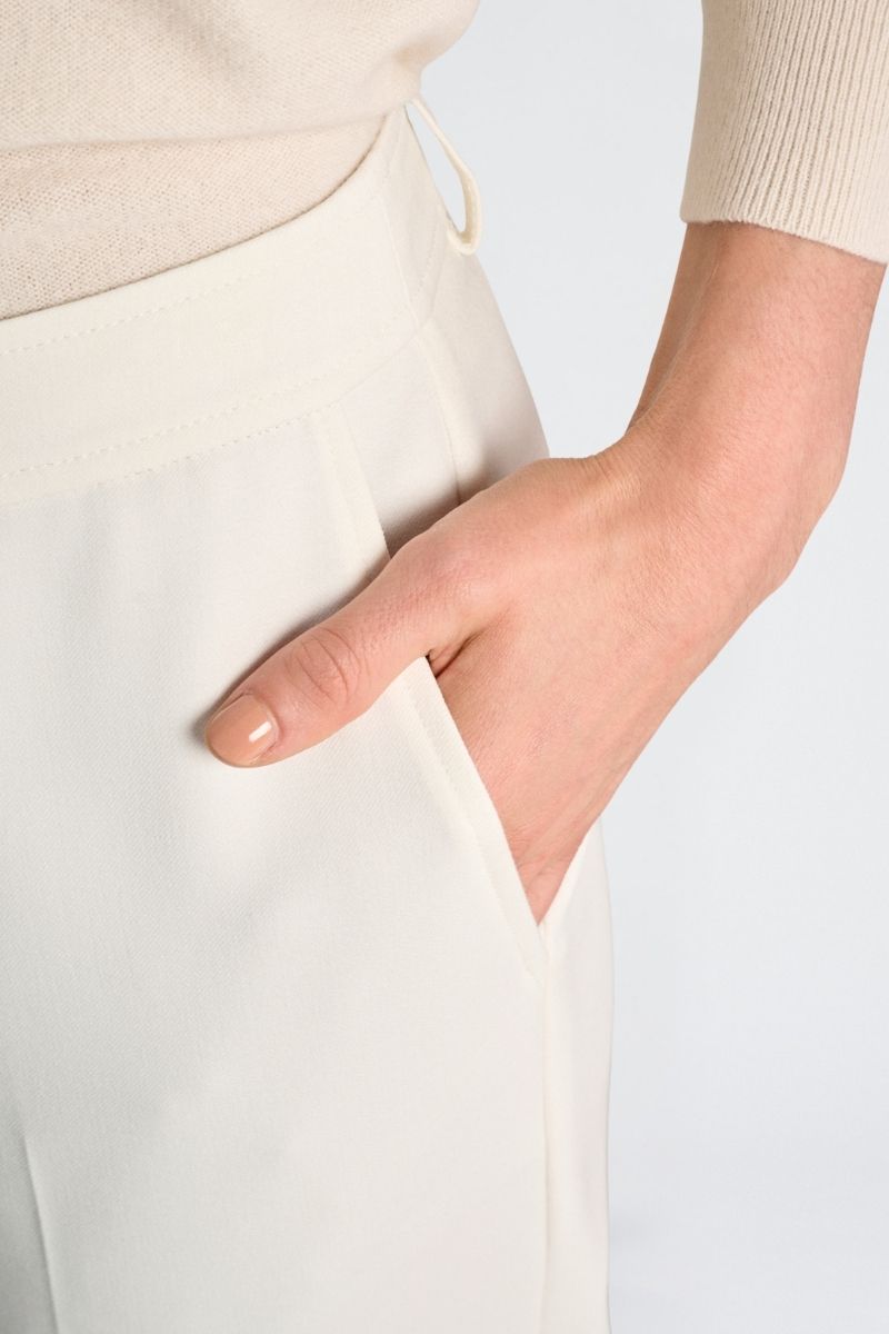 7/8 broek in gebroken wit met rits vooraan en knoopsluiting