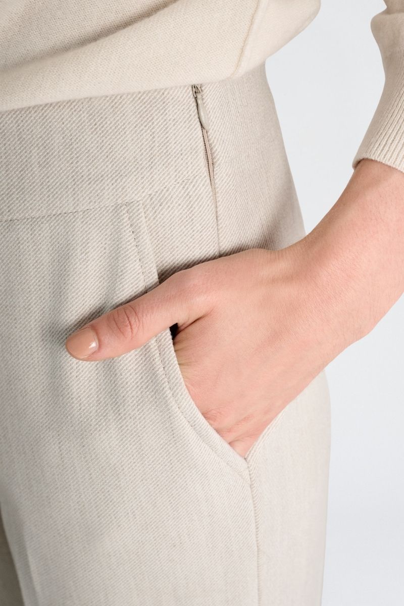 Wijde beige broek in zachte wolkwaliteit met rits opzij