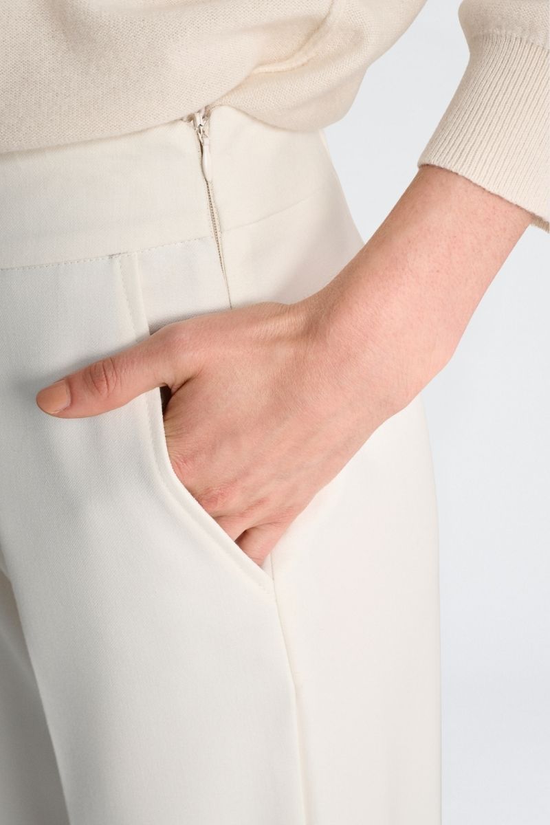 Wijde crèmekleurige broek met rits opzij