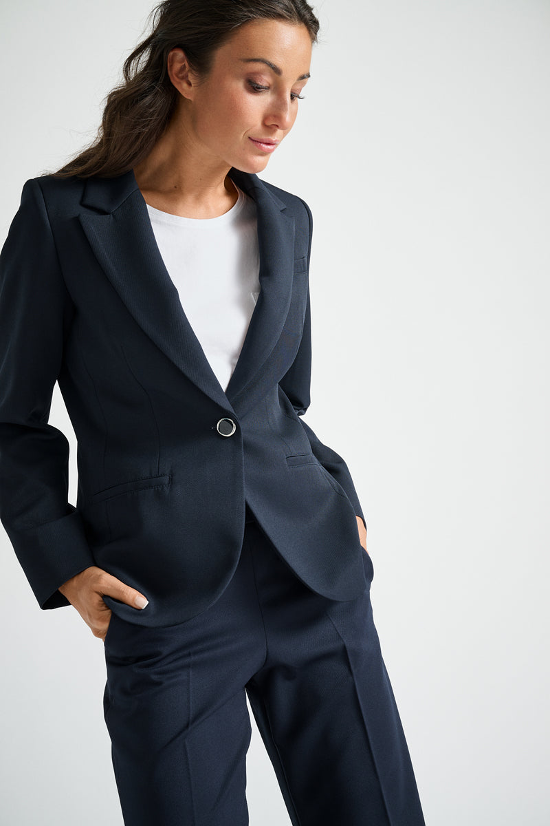 Getailleerde donkerblauwe blazer voor elk kleedmoment