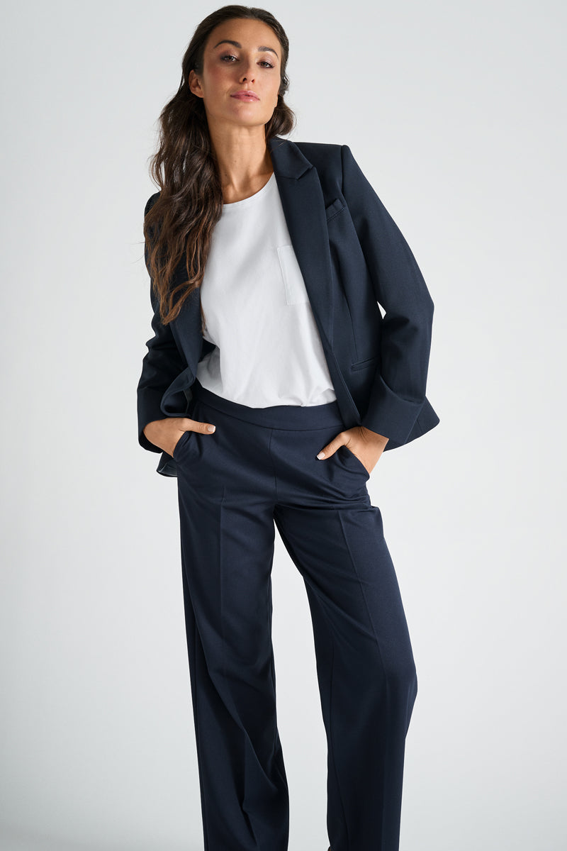 Fitted dark blue blazer for any occasion