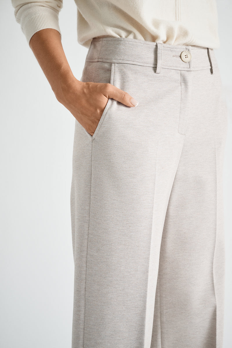 Wijde taupe broek in zachte jerseykwaliteit met rits vooraan en knoopsluiting